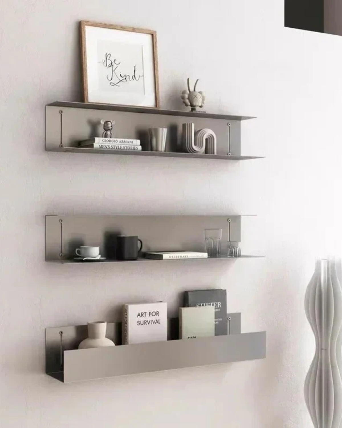 Calmara – Elegantes Wandregal aus Edelstahl