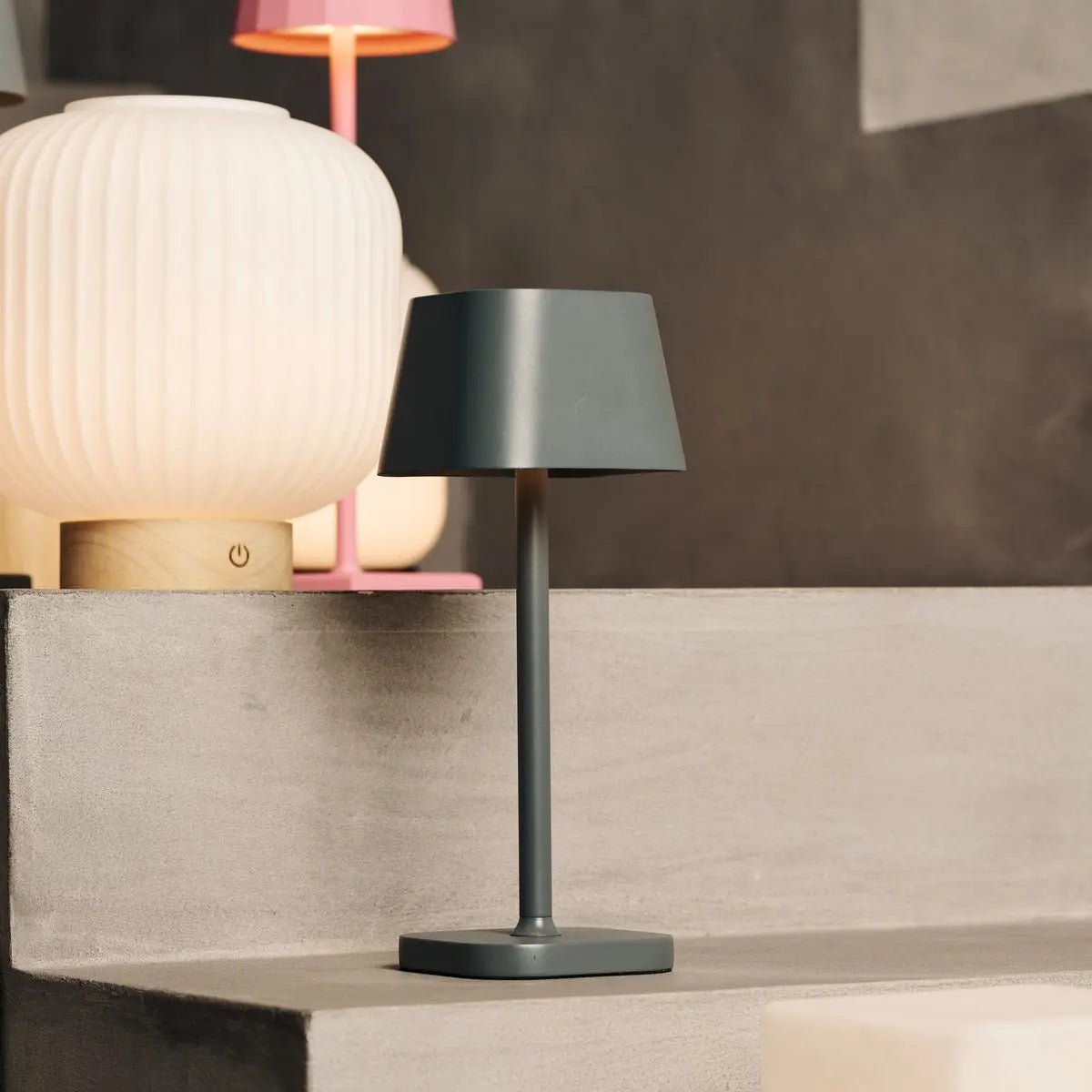Bolania | Tischlampe - Stilvolle wiederaufladbare steingraue Lampe - dimmbar