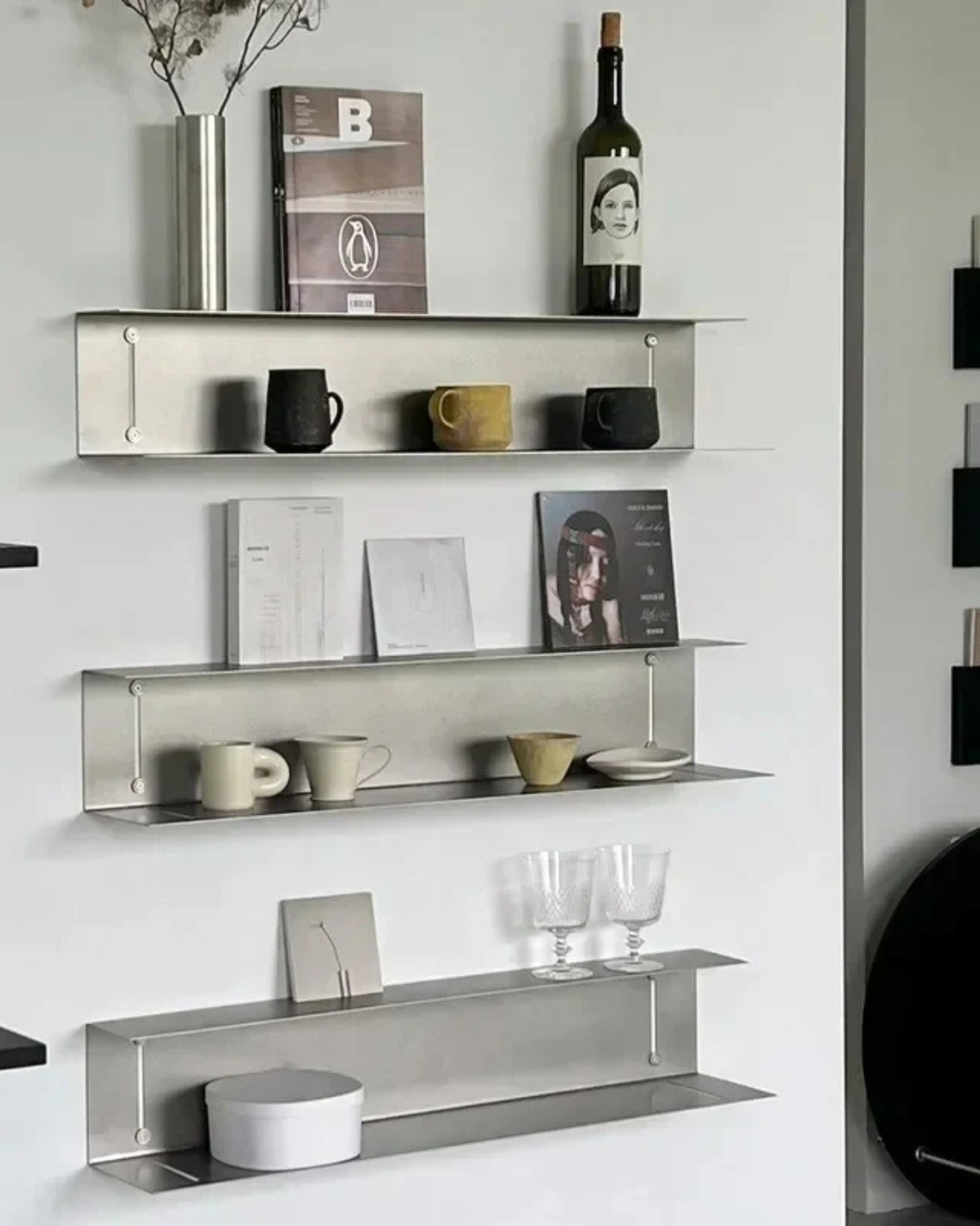 Calmara – Elegantes Wandregal aus Edelstahl