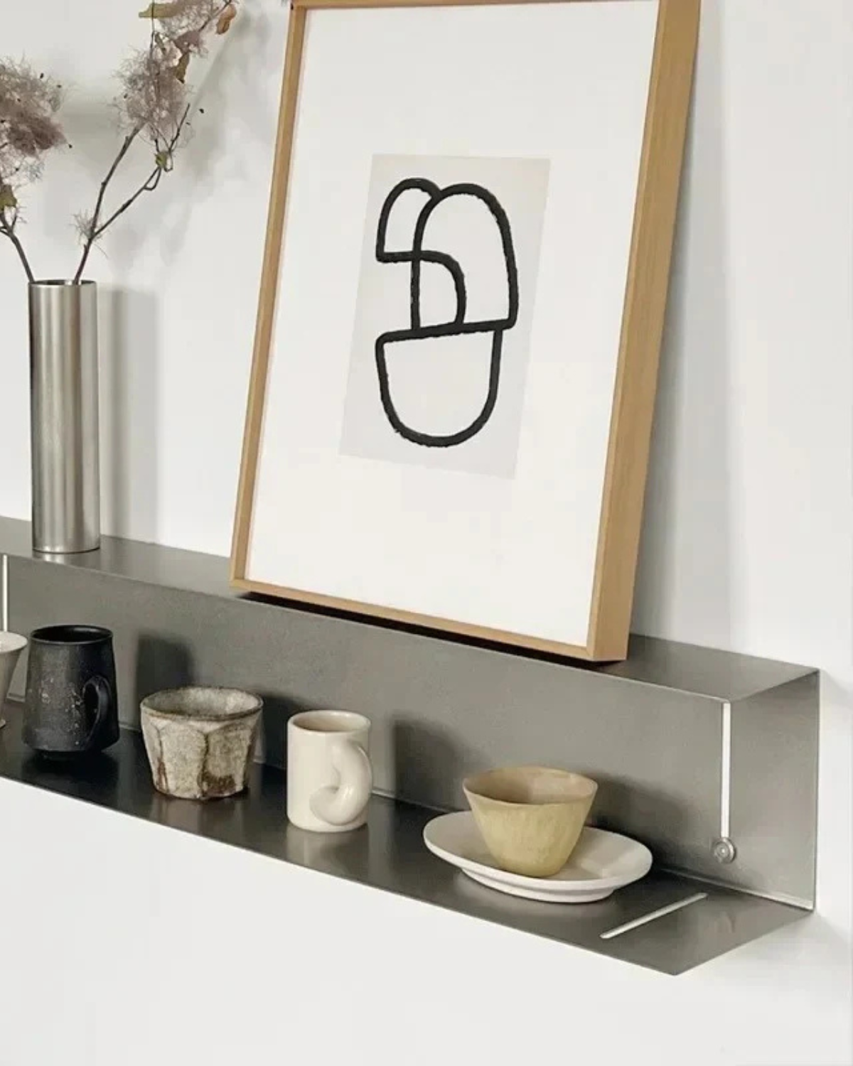 Calmara – Elegantes Wandregal aus Edelstahl