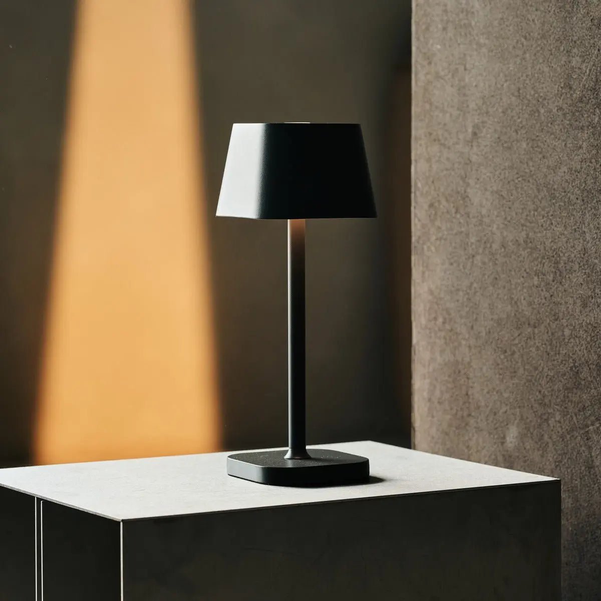 Bolania | Tischlampe - Stilvolle wiederaufladbare steingraue Lampe - dimmbar