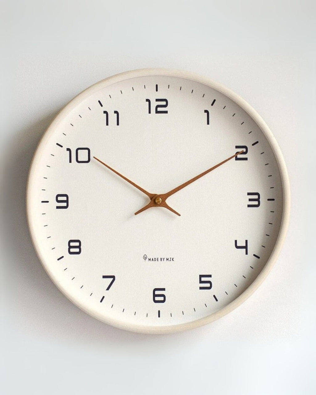 Aurora Holzpendeluhr – Zeitlose Eleganz für Ihr Interieur