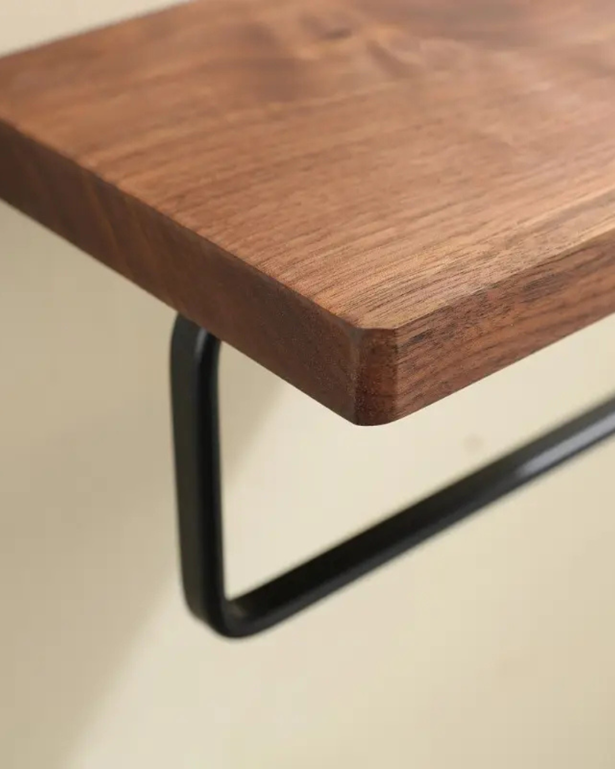 Ebénis – Eleganter Toilettenpapierhalter mit Ablage