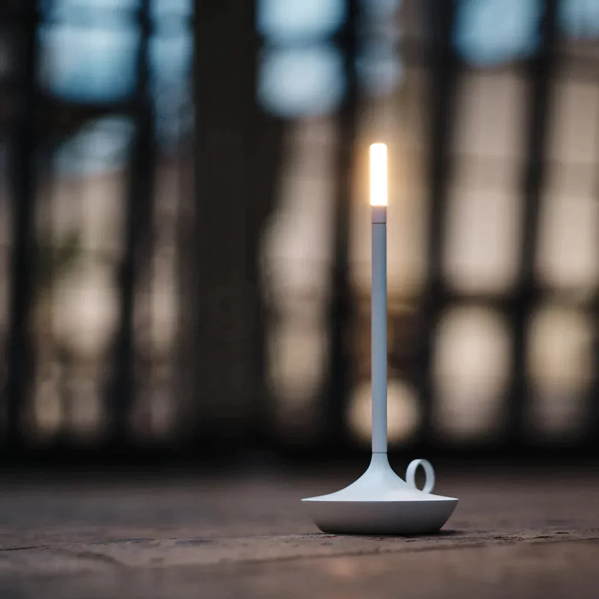 Bolania | Kerze - Elegante Tischlampe aus Metall und Glas - Schickes Ambiente