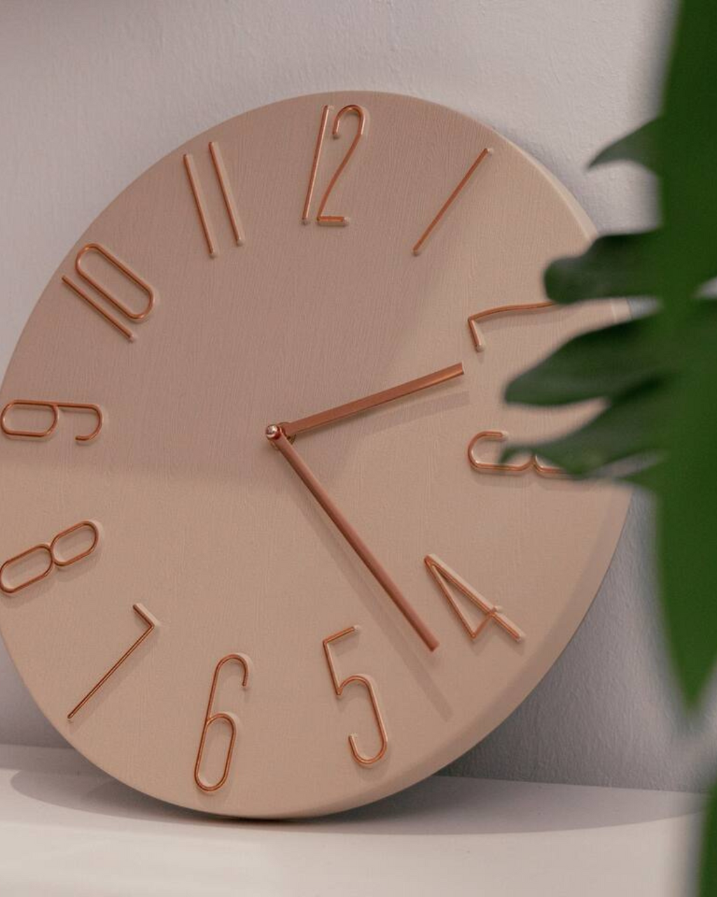 Nordica – Minimalistische Wanduhr aus Holzoptik