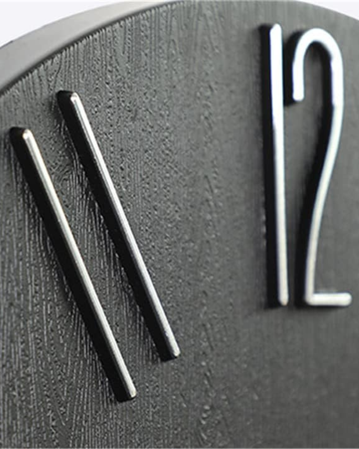 Nordica – Minimalistische Wanduhr aus Holzoptik