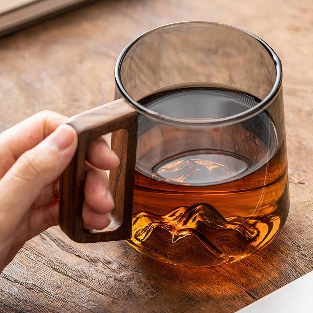 Kaffeebecher Glas Rauchgrau mit Holzgriff, Bergform im Inneren, 450 ml (15,2 fl oz)