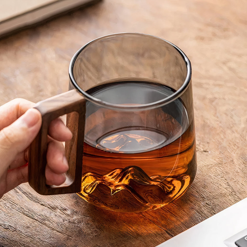 Kaffeebecher Glas Rauchgrau mit Holzgriff, Bergform im Inneren, 450 ml (15,2 fl oz)