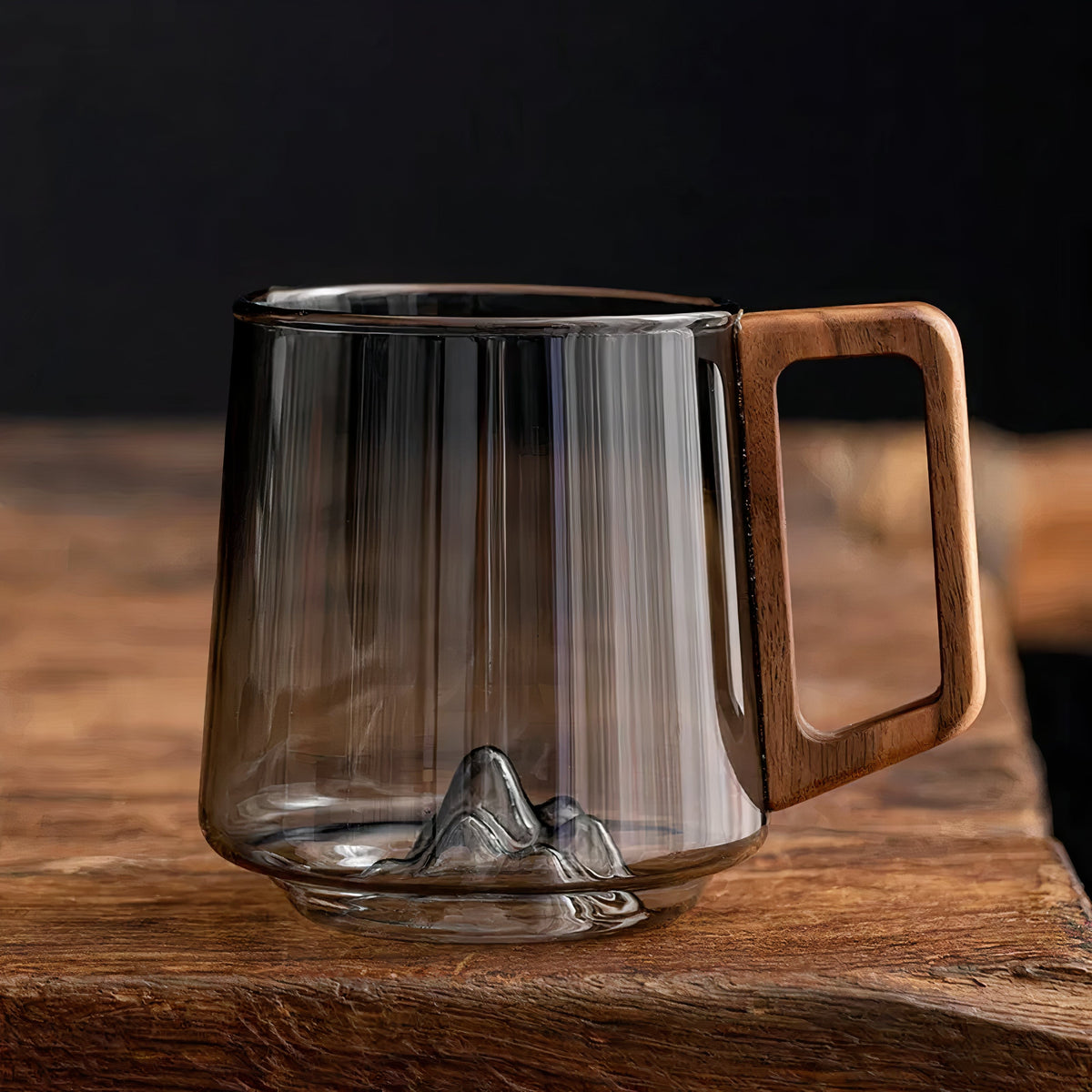 Kaffeebecher Glas Rauchgrau mit Holzgriff, Bergform im Inneren, 450 ml (15,2 fl oz)