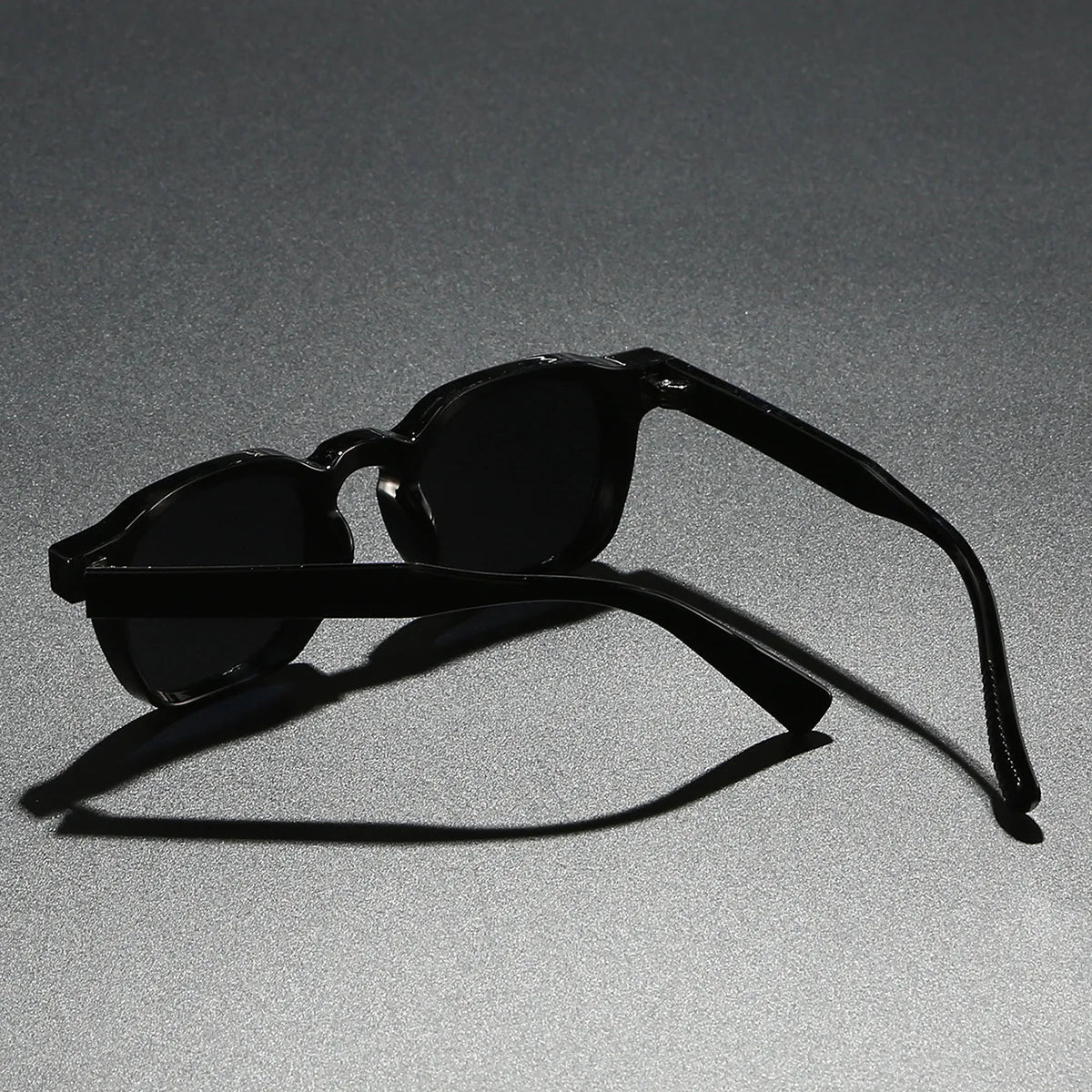 Sunglasses with Polarized Lenses and UV400 Protection, Tortoiseshell Temples, Square Frame