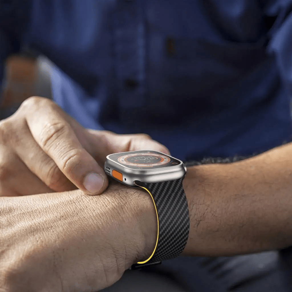 Apple Watch Armband in Carbon - Optik aus Silikon mit Magnetischer Klappschließe Schweißresistent für Sport und Alltag - Bolania