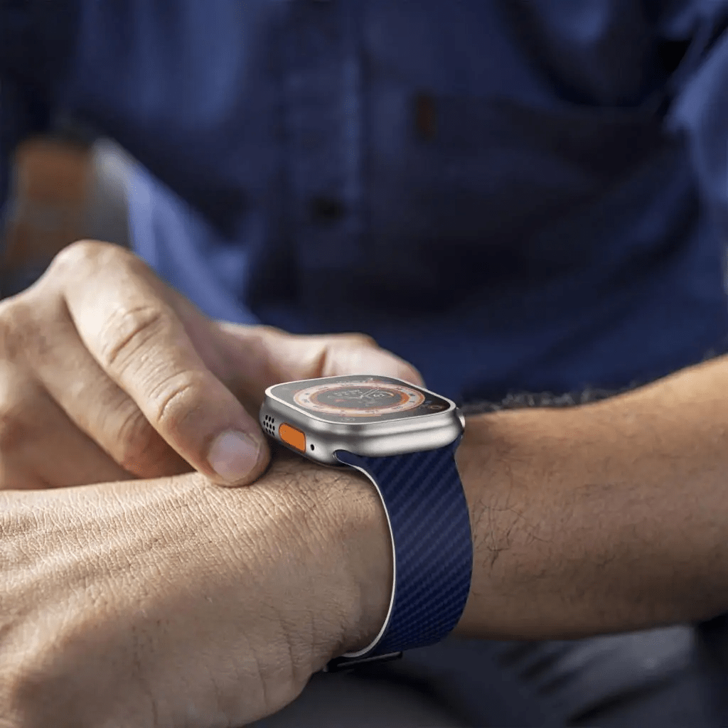 Apple Watch Armband in Carbon - Optik aus Silikon mit Magnetischer Klappschließe Schweißresistent für Sport und Alltag - Bolania