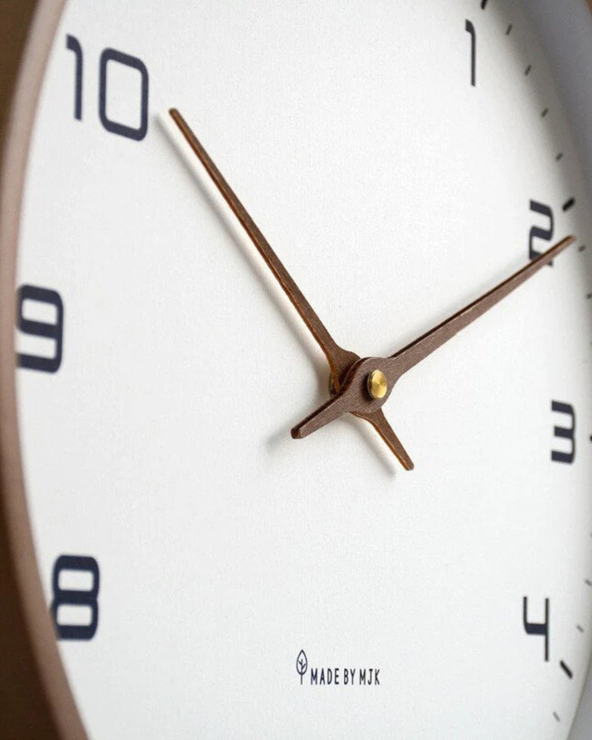 Aurora Holzpendeluhr – Zeitlose Eleganz für Ihr Interieur - Bolania