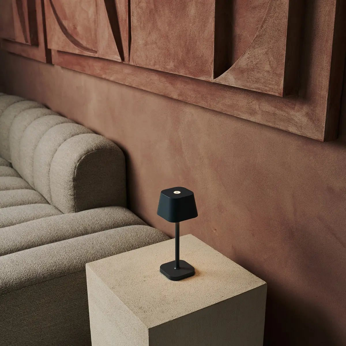 Bolania | Tischlampe - Stilvolle wiederaufladbare steingraue Lampe - dimmbar