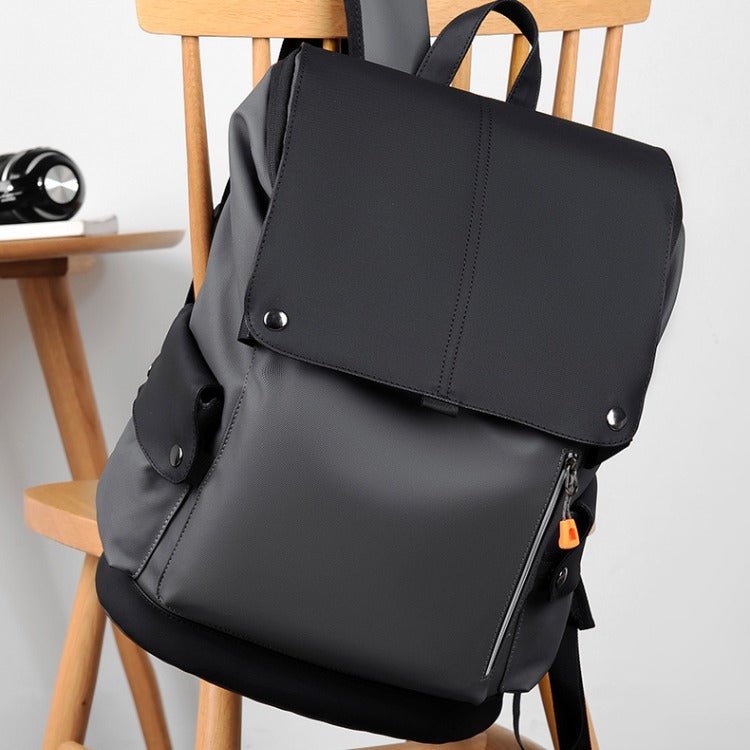 Wasserdichter Rucksack 25 Liter mit USB-Anschluss Laptopfach Klappdeckel Mehrere Fächer für Büro Schule und Reise