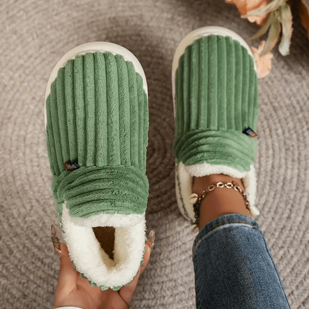 Hausschuhe aus Weichem Fleece und Cord-Optik mit Memory-Foam-Sohle und Rutschfester Unterseite für den Winter - Bolania