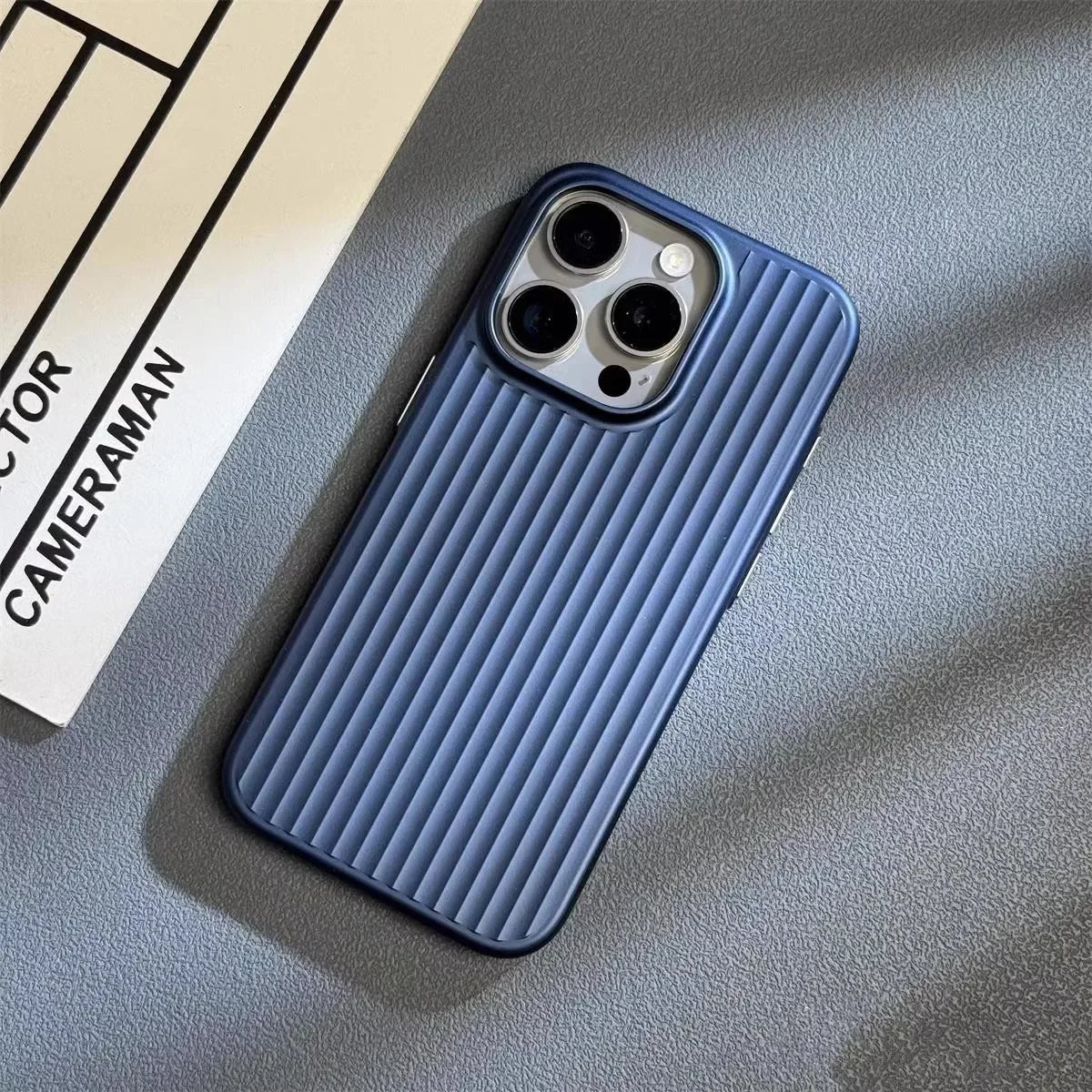 iPhone Hülle im Koffer - Design mit Rillen - Textur Erhöhtem Kameraschutz und Ultraflachem Profil für Kabelloses Laden - Bolania