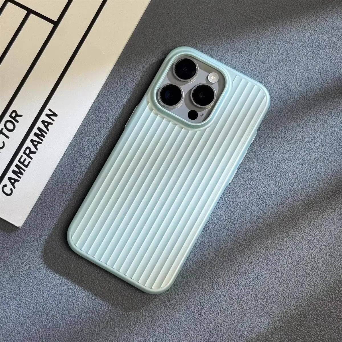 iPhone Hülle im Koffer - Design mit Rillen - Textur Erhöhtem Kameraschutz und Ultraflachem Profil für Kabelloses Laden - Bolania