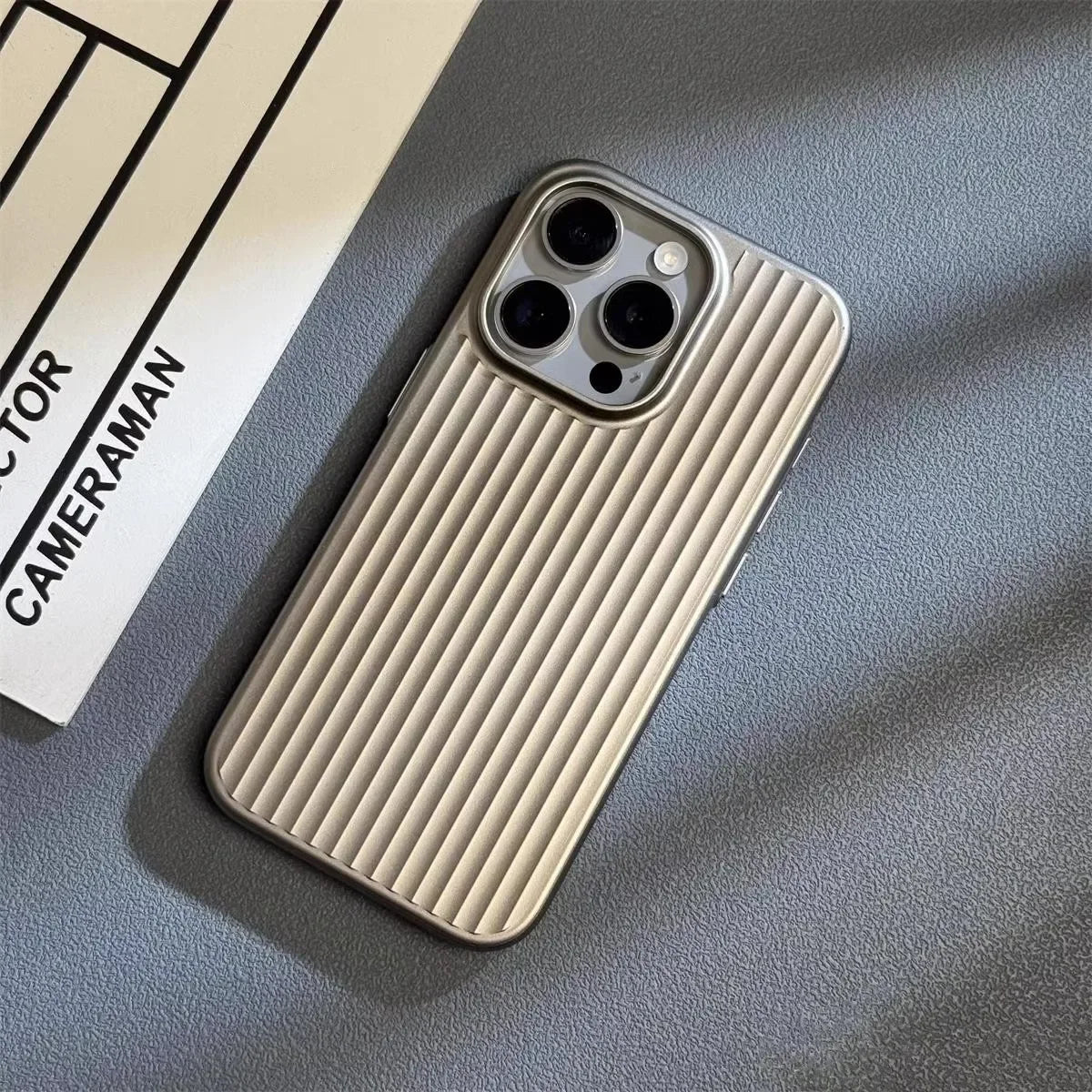 iPhone Hülle im Koffer - Design mit Rillen - Textur Erhöhtem Kameraschutz und Ultraflachem Profil für Kabelloses Laden - Bolania