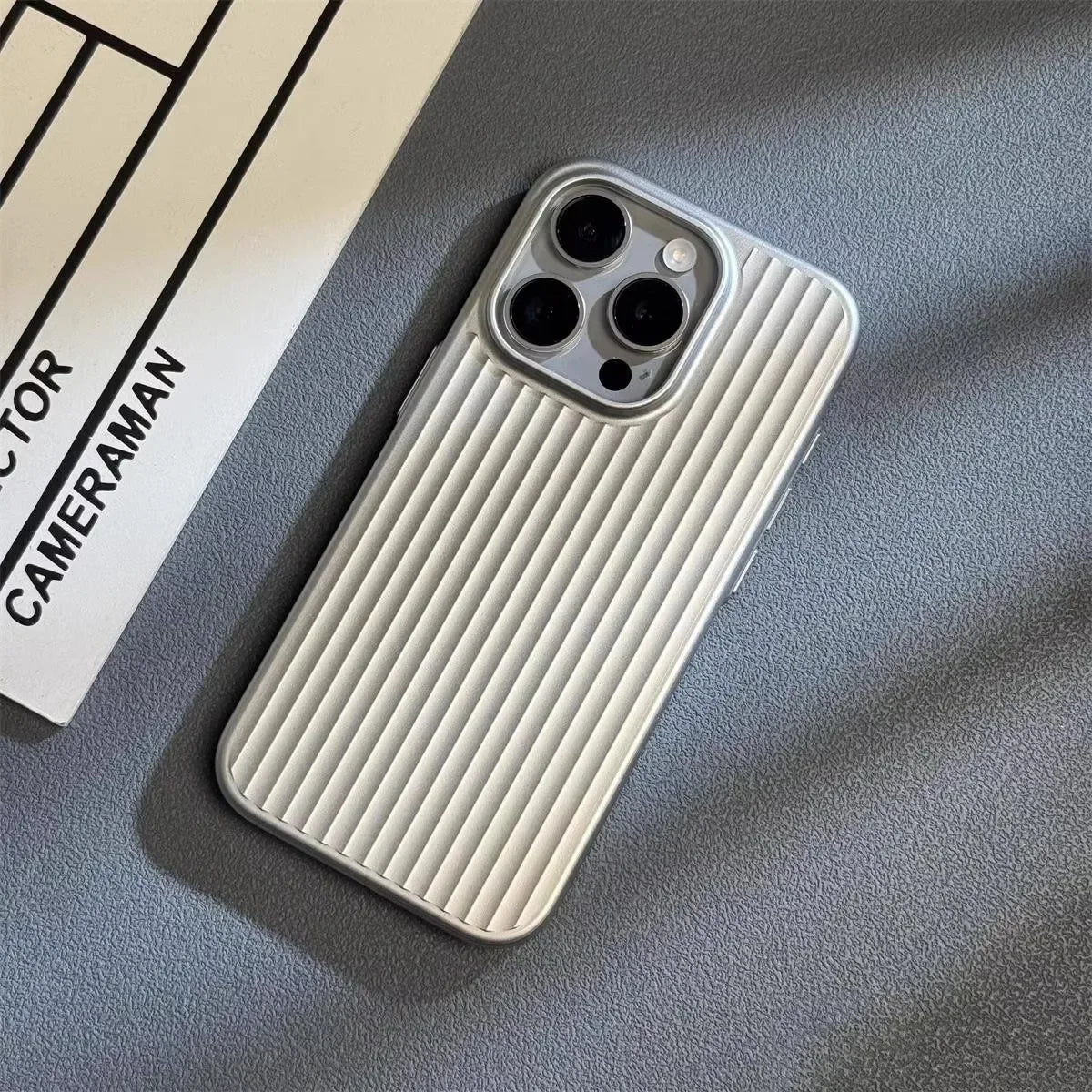 iPhone Hülle im Koffer - Design mit Rillen - Textur Erhöhtem Kameraschutz und Ultraflachem Profil für Kabelloses Laden - Bolania