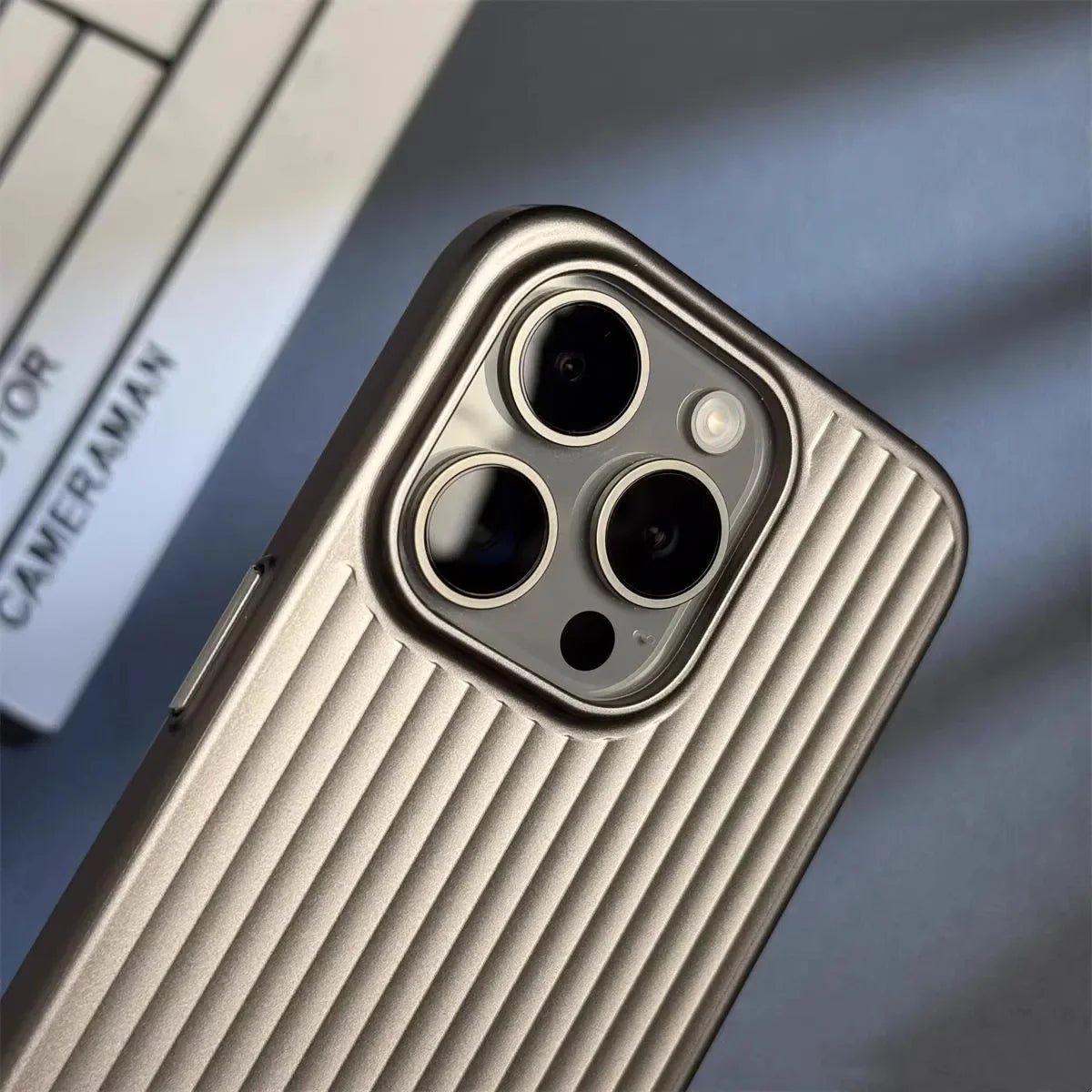 iPhone Hülle im Koffer - Design mit Rillen - Textur Erhöhtem Kameraschutz und Ultraflachem Profil für Kabelloses Laden - Bolania