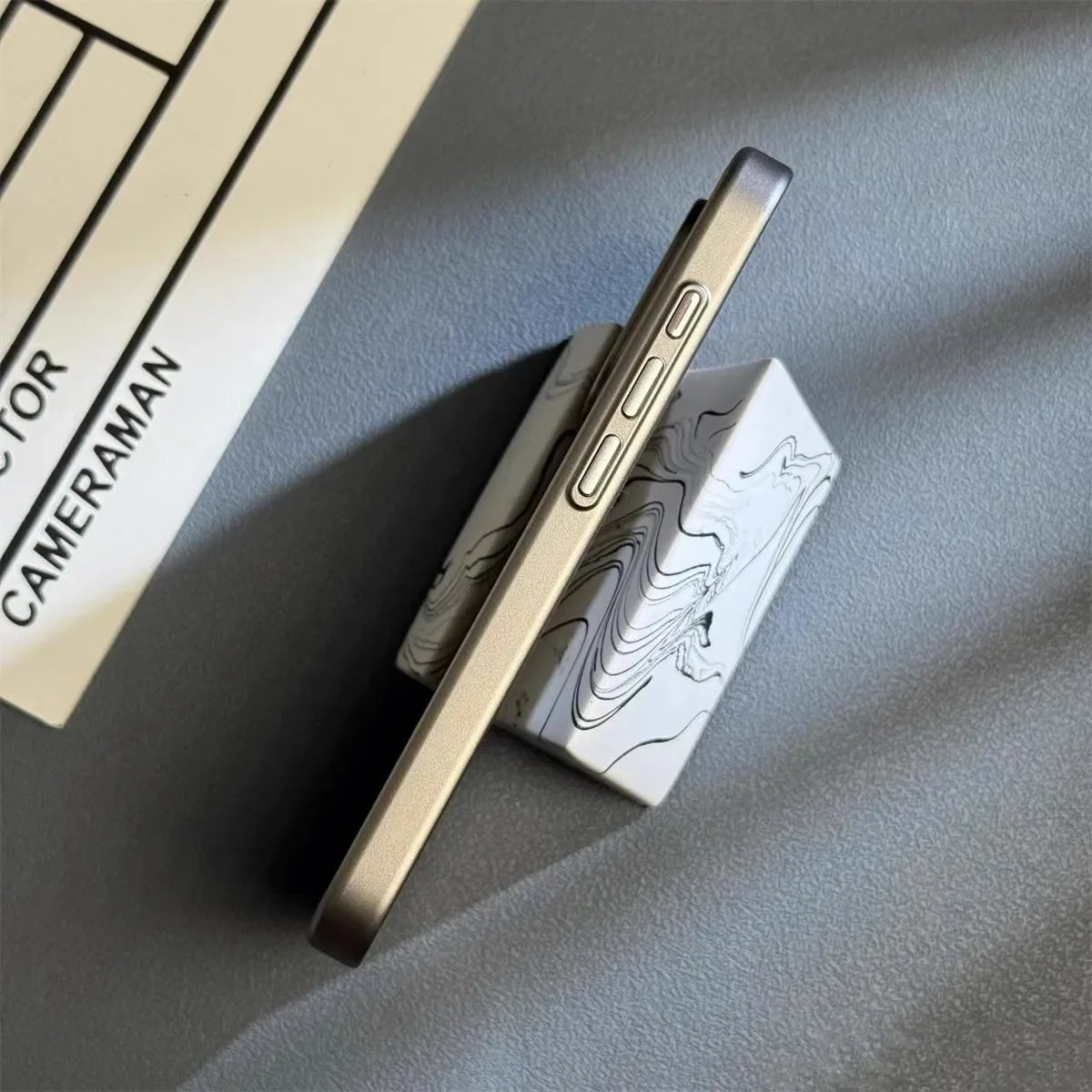 iPhone Hülle im Koffer - Design mit Rillen - Textur Erhöhtem Kameraschutz und Ultraflachem Profil für Kabelloses Laden - Bolania
