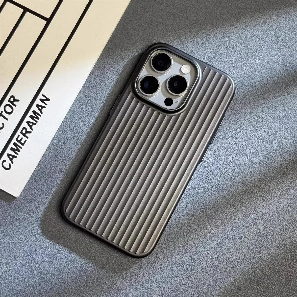 iPhone Hülle im Koffer - Design mit Rillen - Textur Erhöhtem Kameraschutz und Ultraflachem Profil für Kabelloses Laden - Bolania