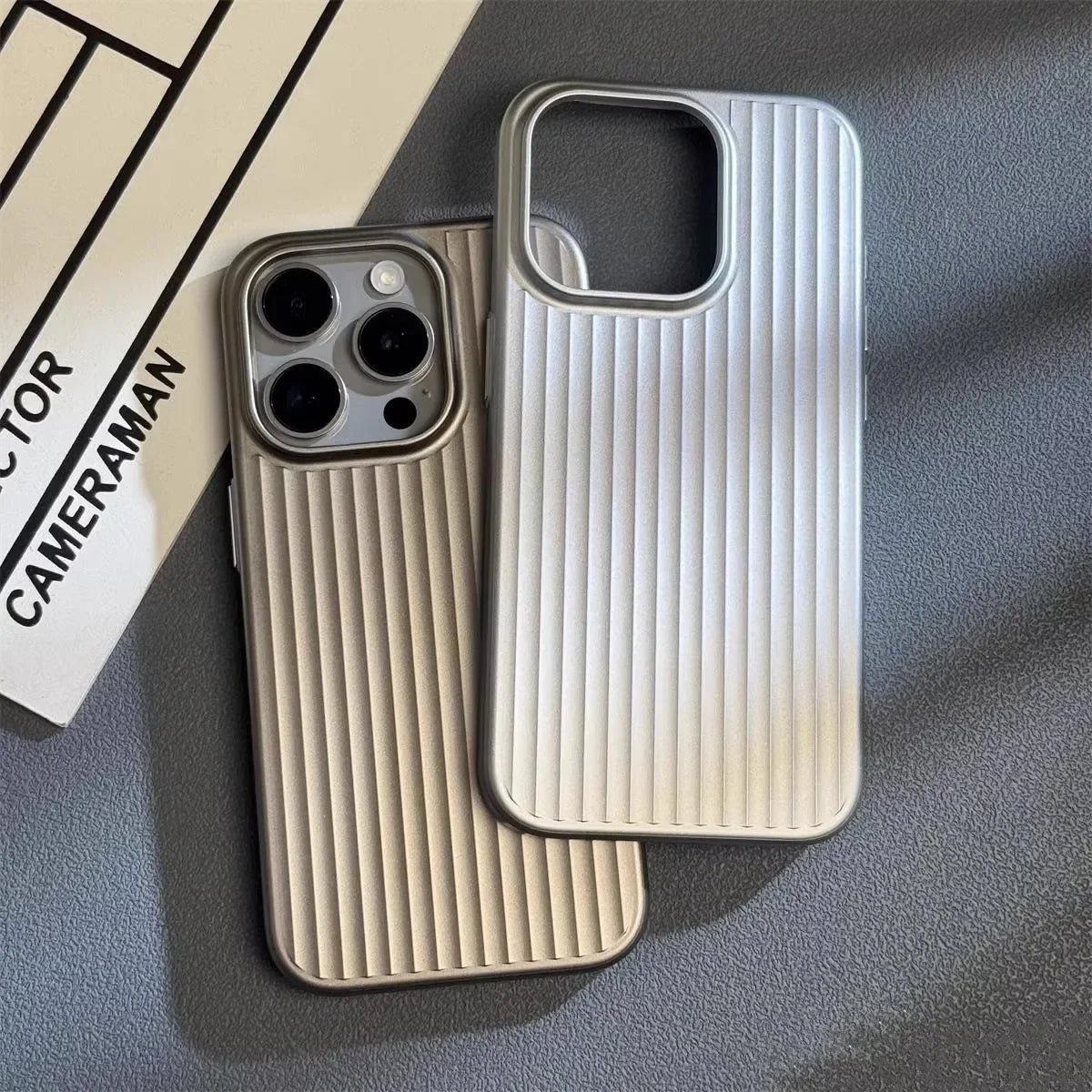 iPhone Hülle im Koffer - Design mit Rillen - Textur Erhöhtem Kameraschutz und Ultraflachem Profil für Kabelloses Laden - Bolania