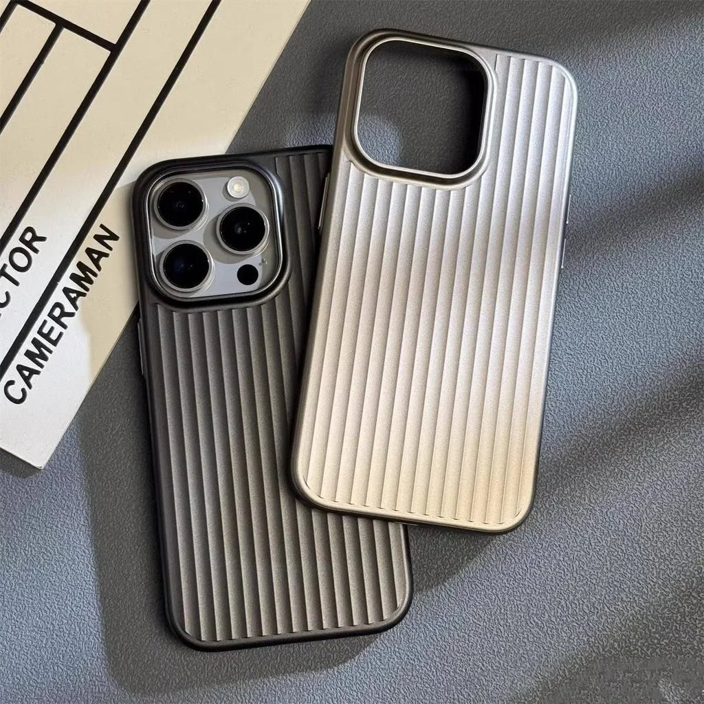iPhone Hülle im Koffer - Design mit Rillen - Textur Erhöhtem Kameraschutz und Ultraflachem Profil für Kabelloses Laden - Bolania