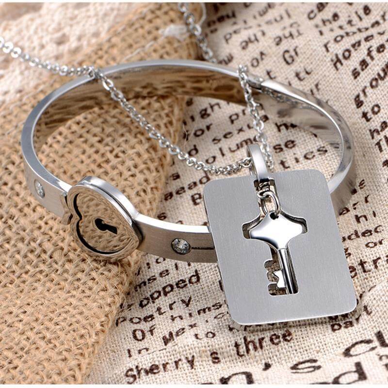 Couples Partner Jewelry Set Bracelet with Heart Lock and Necklace with Key Pendant Made of Stainless Steel, Silver-Colored
