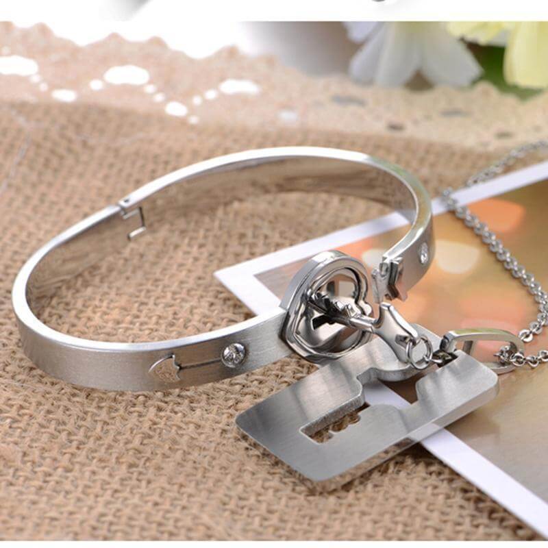 Couples Partner Jewelry Set Bracelet with Heart Lock and Necklace with Key Pendant Made of Stainless Steel, Silver-Colored