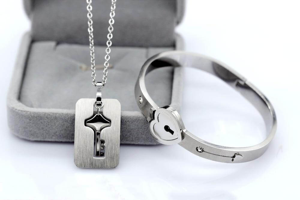 Couples Partner Jewelry Set Bracelet with Heart Lock and Necklace with Key Pendant Made of Stainless Steel, Silver-Colored