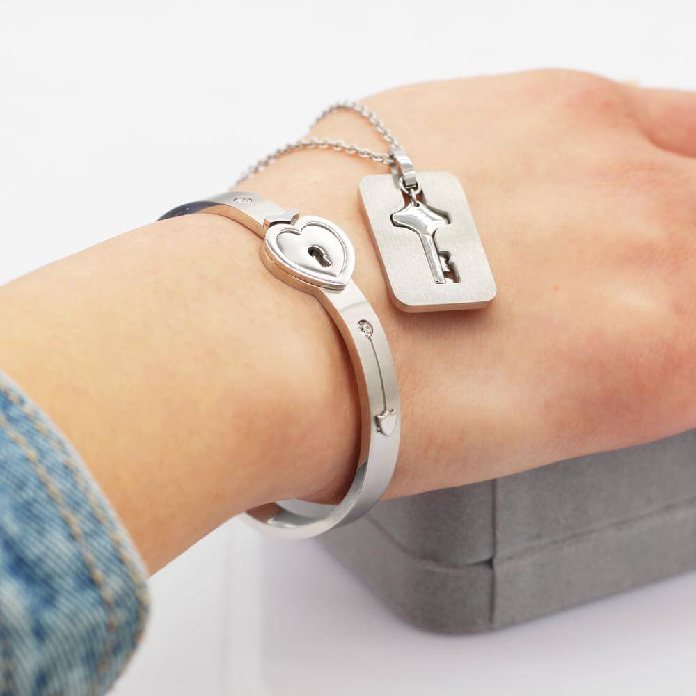 Couples Partner Jewelry Set Bracelet with Heart Lock and Necklace with Key Pendant Made of Stainless Steel, Silver-Colored