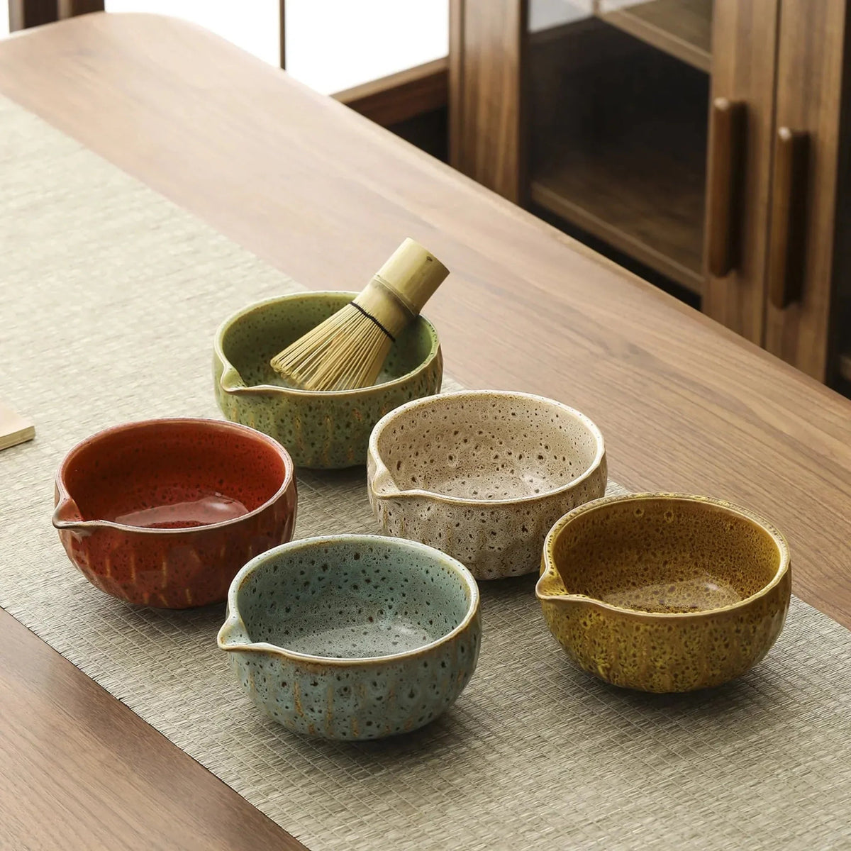 Matcha Set 5-teilig, Keramikschale mit Ausguss, Bambusbesen mit 100 Zinken, Sieb - Bolania
