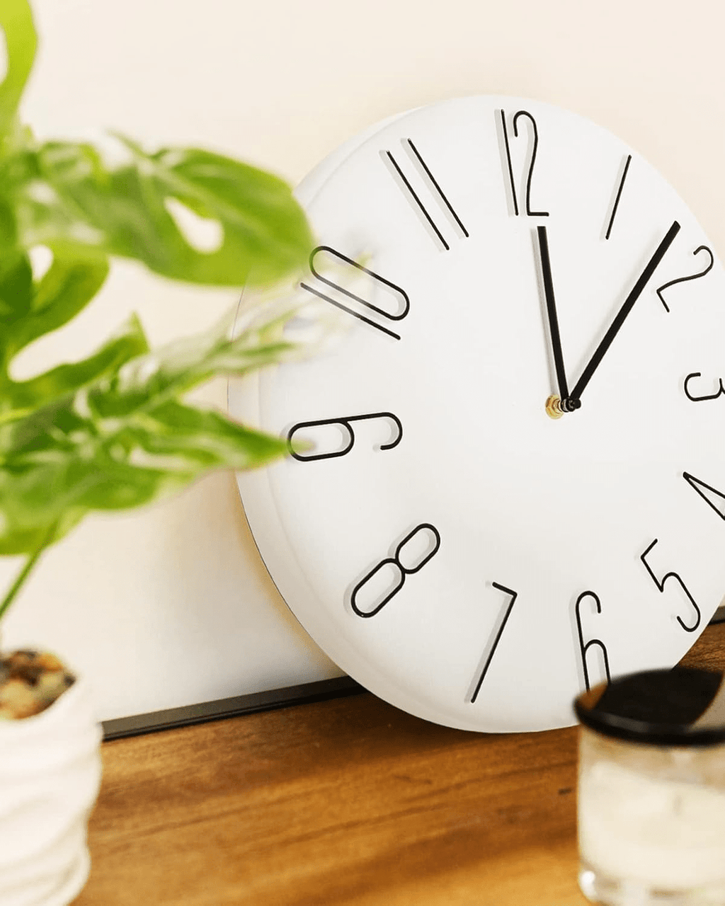 Nordica – Minimalistische Wanduhr aus Holzoptik - Bolania