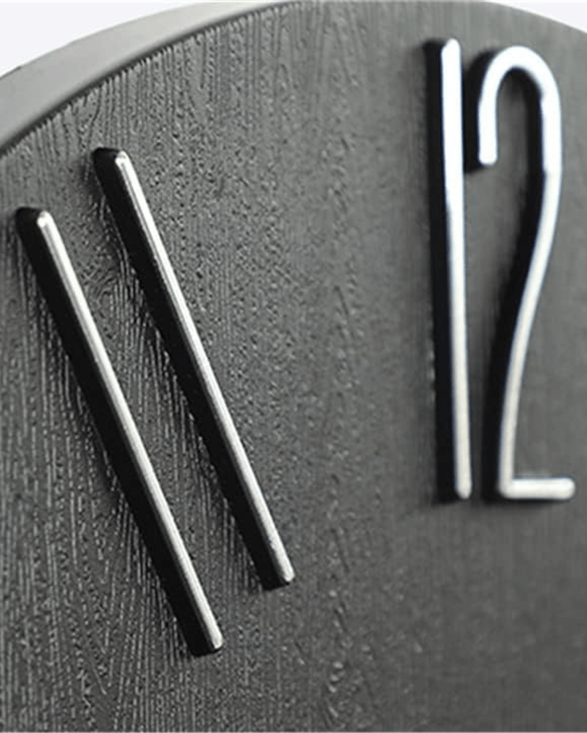 Nordica – Minimalistische Wanduhr aus Holzoptik - Bolania