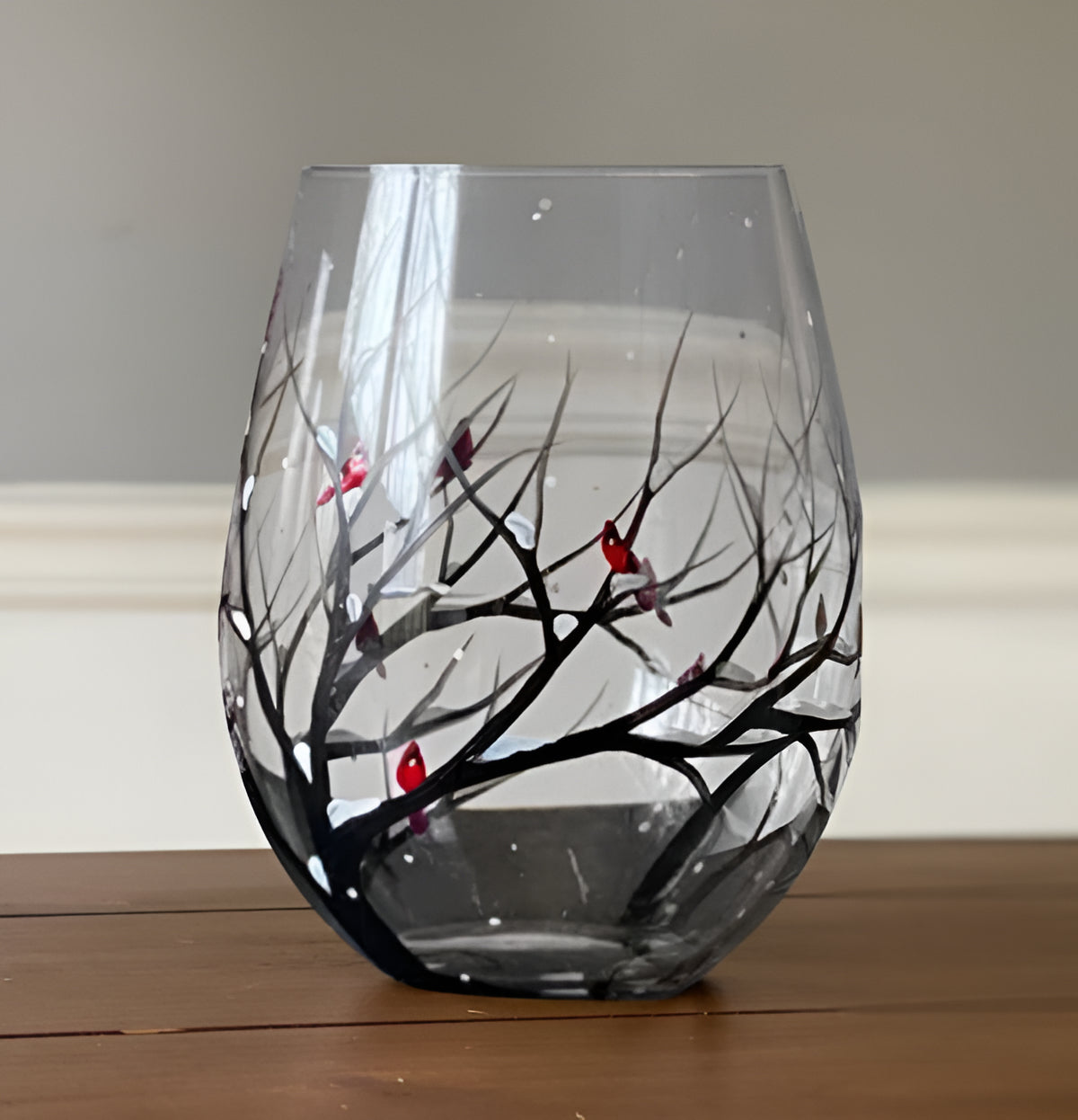 Handbemaltes Stielloses Weinglas mit Winterbaum-Motiv und Roten Vögeln 355ml für Wein und Festliche Anlässe