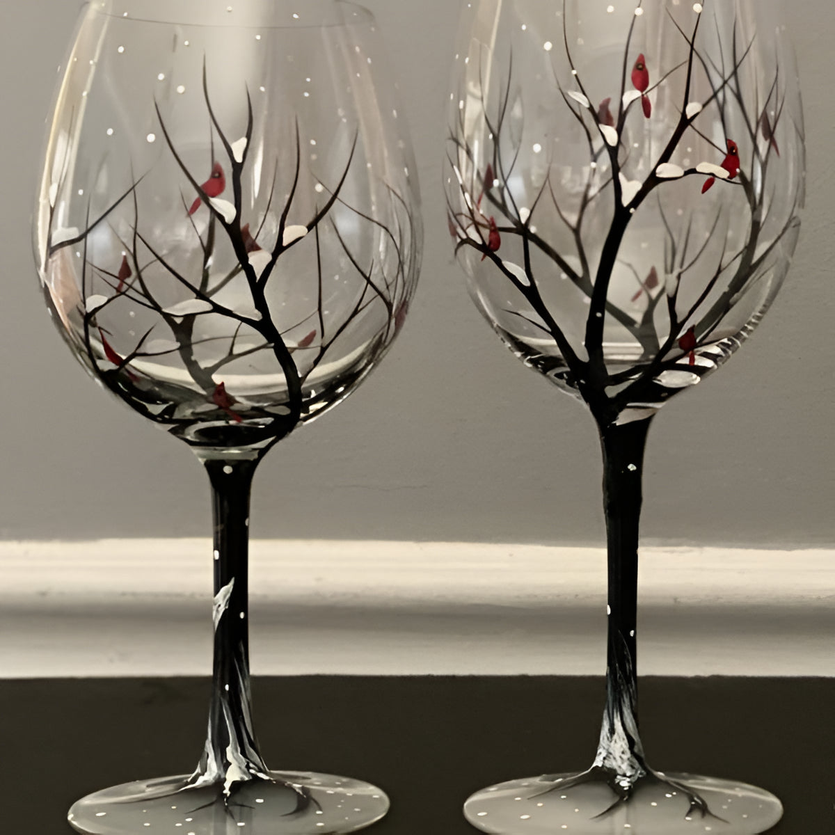 Handbemaltes Stielloses Weinglas mit Winterbaum-Motiv und Roten Vögeln 355ml für Wein und Festliche Anlässe