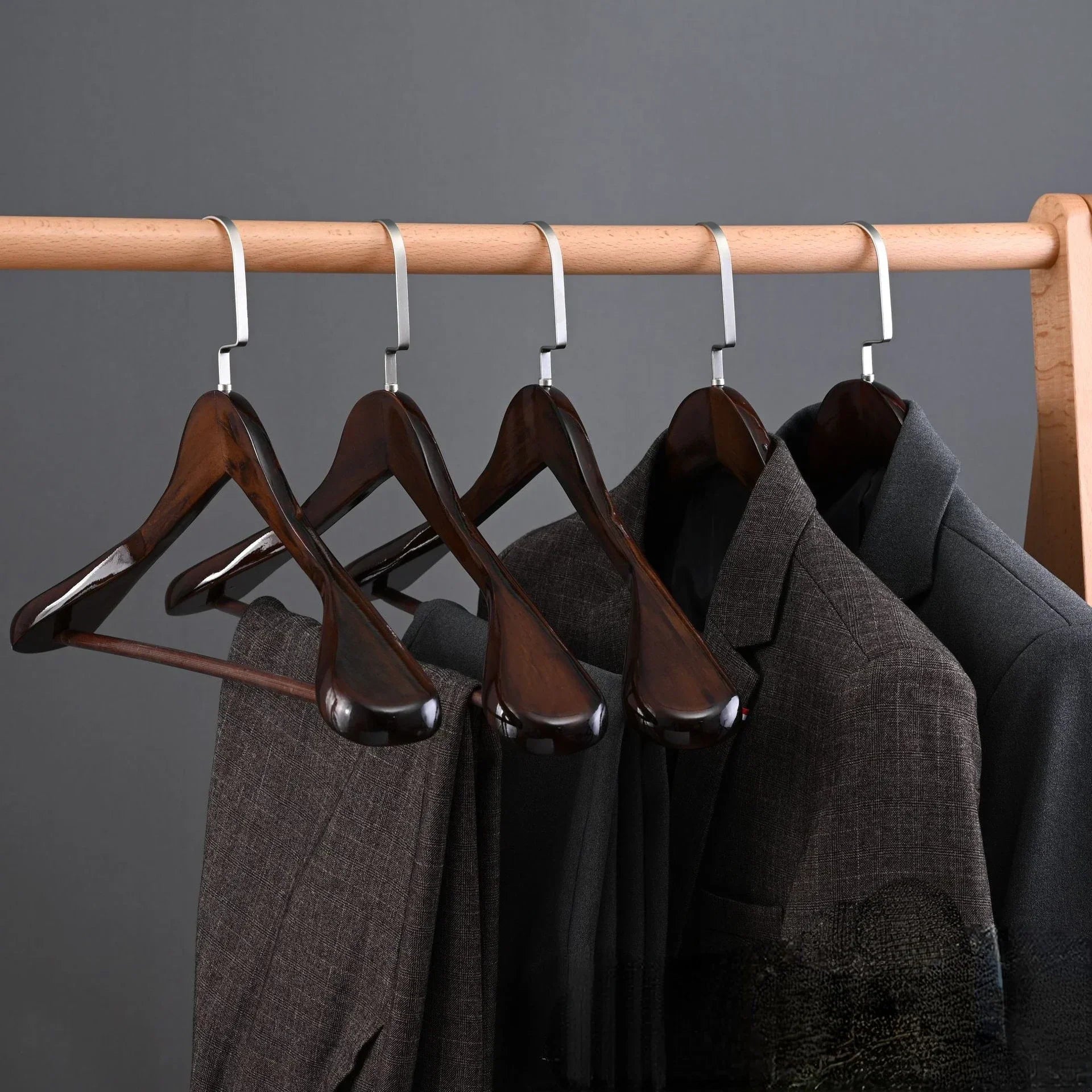 Silvano Holzbügel – Luxuriöse Ordnung für Ihre Garderobe - Bolania