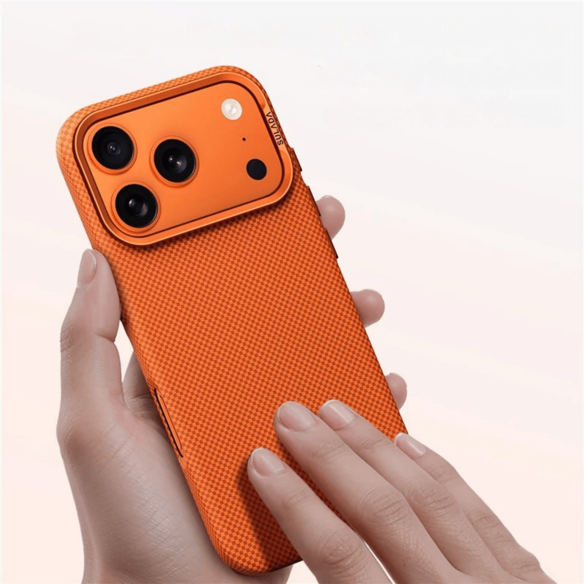 Ultraschlanke iPhone Hülle aus Polycarbonat mit MagSafe Matte Karo - Textur und Erhöhtem Kameraschutz - Bolania